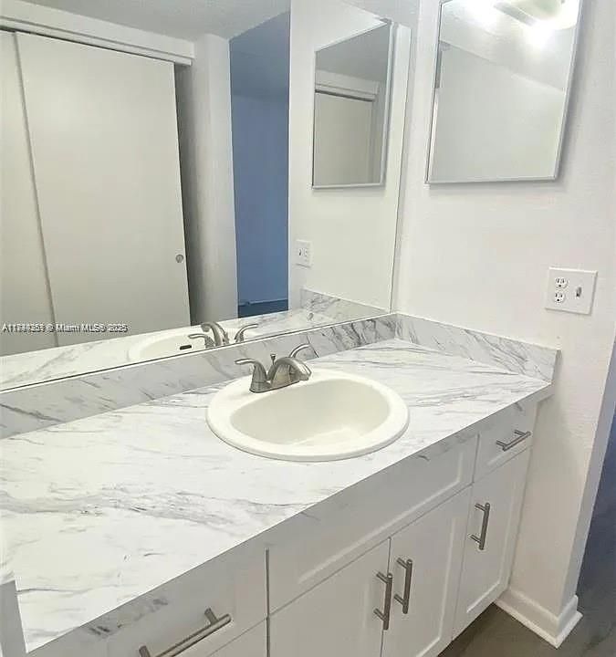 Недавно арендовано: $1,699 (2 спален, 2 ванн, 990 Квадратных фут)