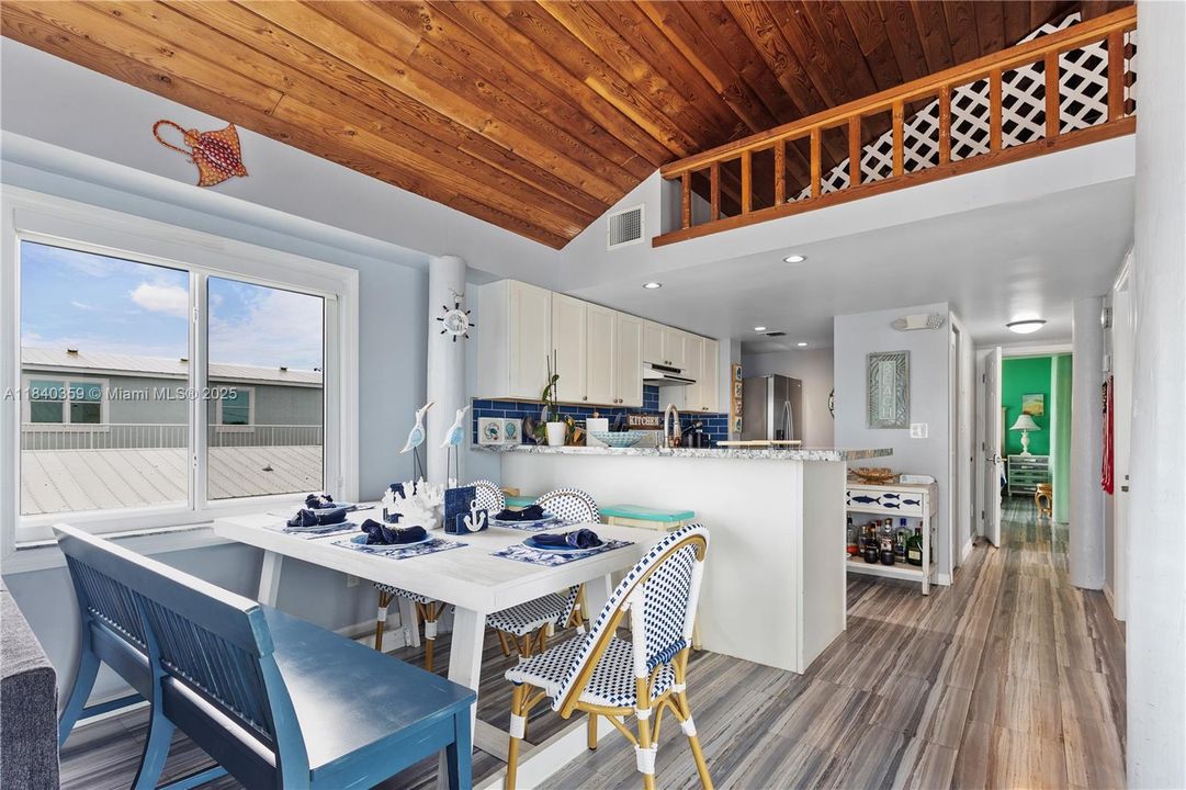 最近售出: $1,500,000 (2 贝兹, 2 浴室, 1000 平方英尺)