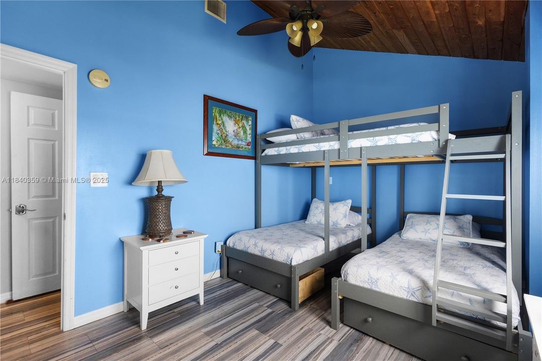 最近售出: $1,500,000 (2 贝兹, 2 浴室, 1000 平方英尺)