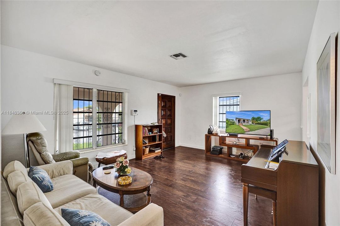 Vendido Recientemente: $475,000 (2 camas, 1 baños, 1150 Pies cuadrados)