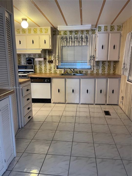 For Sale: $399,000 (3 beds, 3 baths, 1016 Square Feet)