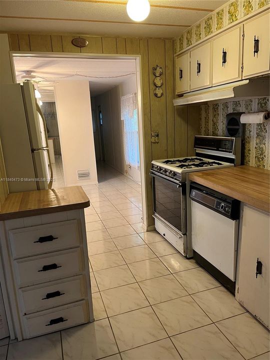 For Sale: $399,000 (3 beds, 3 baths, 1016 Square Feet)