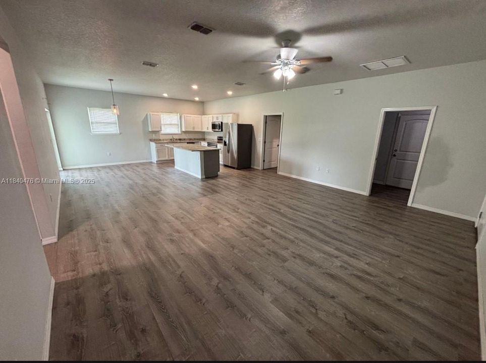 待售: $600,000 (0 贝兹, 0 浴室, 3006 平方英尺)