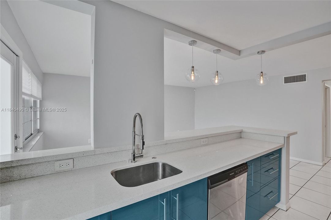 Недавно продано: $319,900 (1 спален, 1 ванн, 768 Квадратных фут)