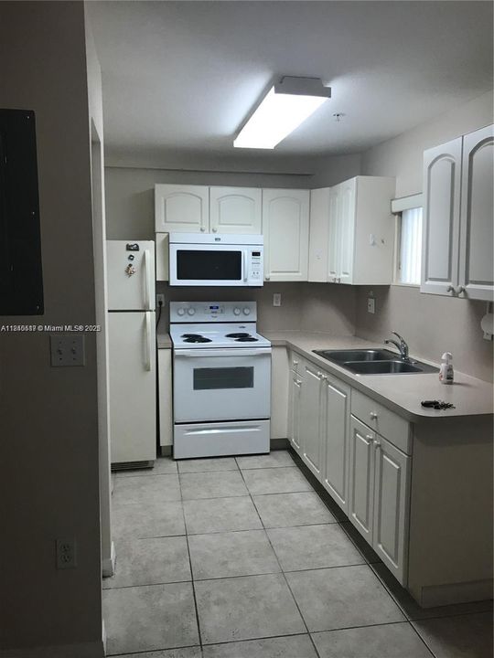 Recently Sold: $269,000 (2 beds, 1 baths, 748 Square Feet)