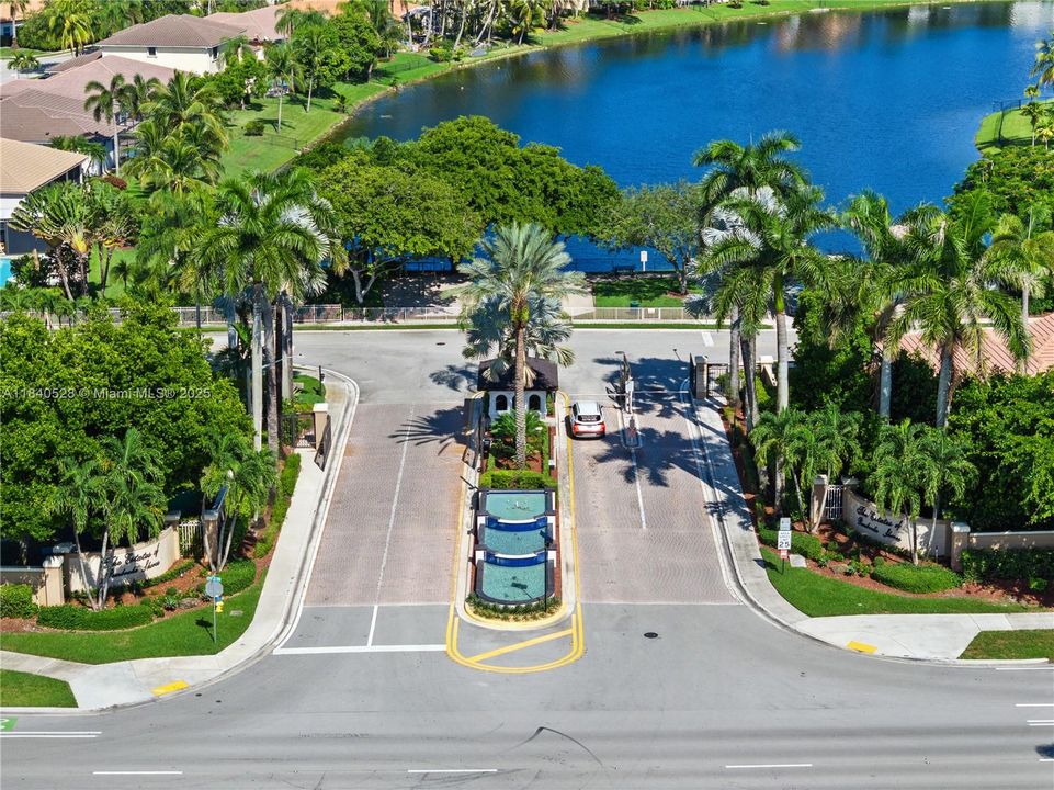 Недавно продано: $1,050,000 (6 спален, 4 ванн, 3912 Квадратных фут)