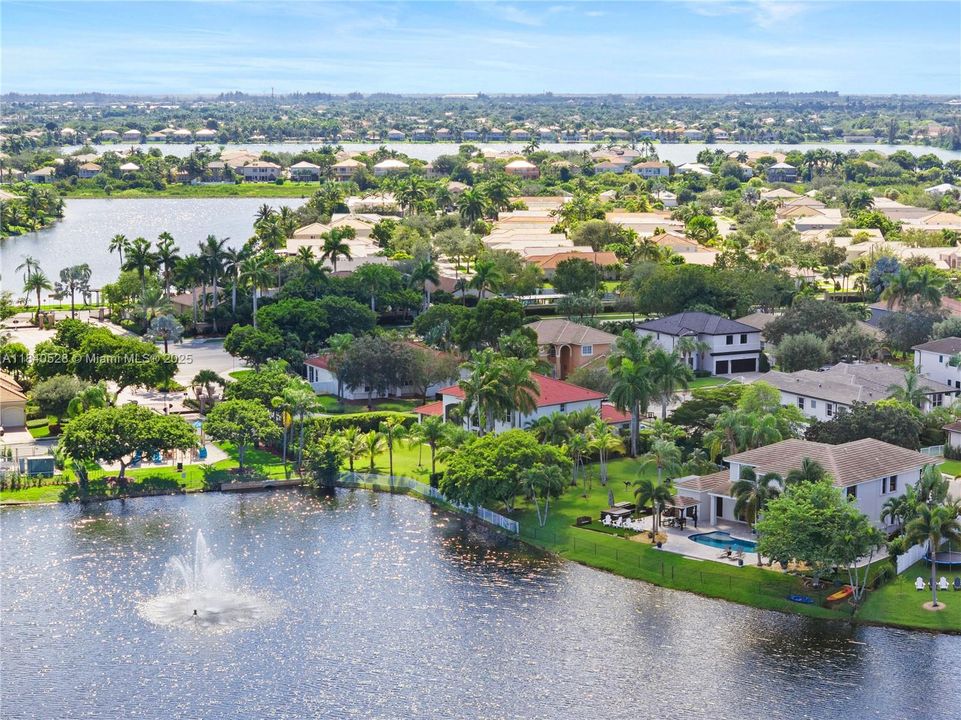 Недавно продано: $1,050,000 (6 спален, 4 ванн, 3912 Квадратных фут)