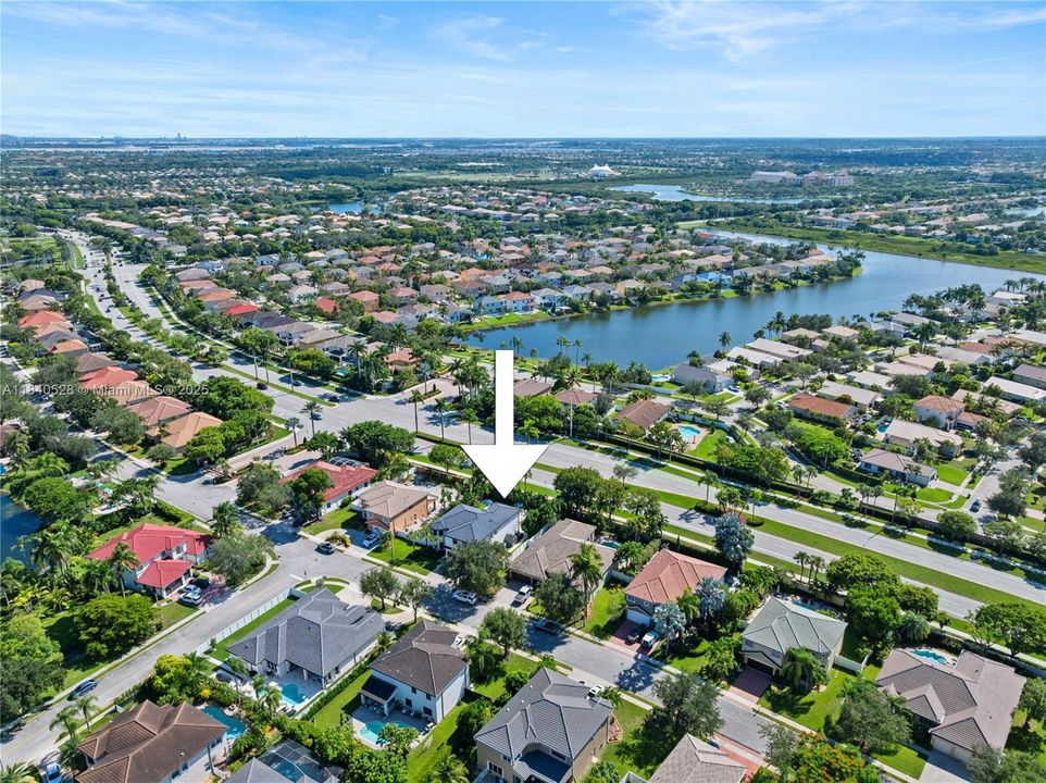 Недавно продано: $1,050,000 (6 спален, 4 ванн, 3912 Квадратных фут)