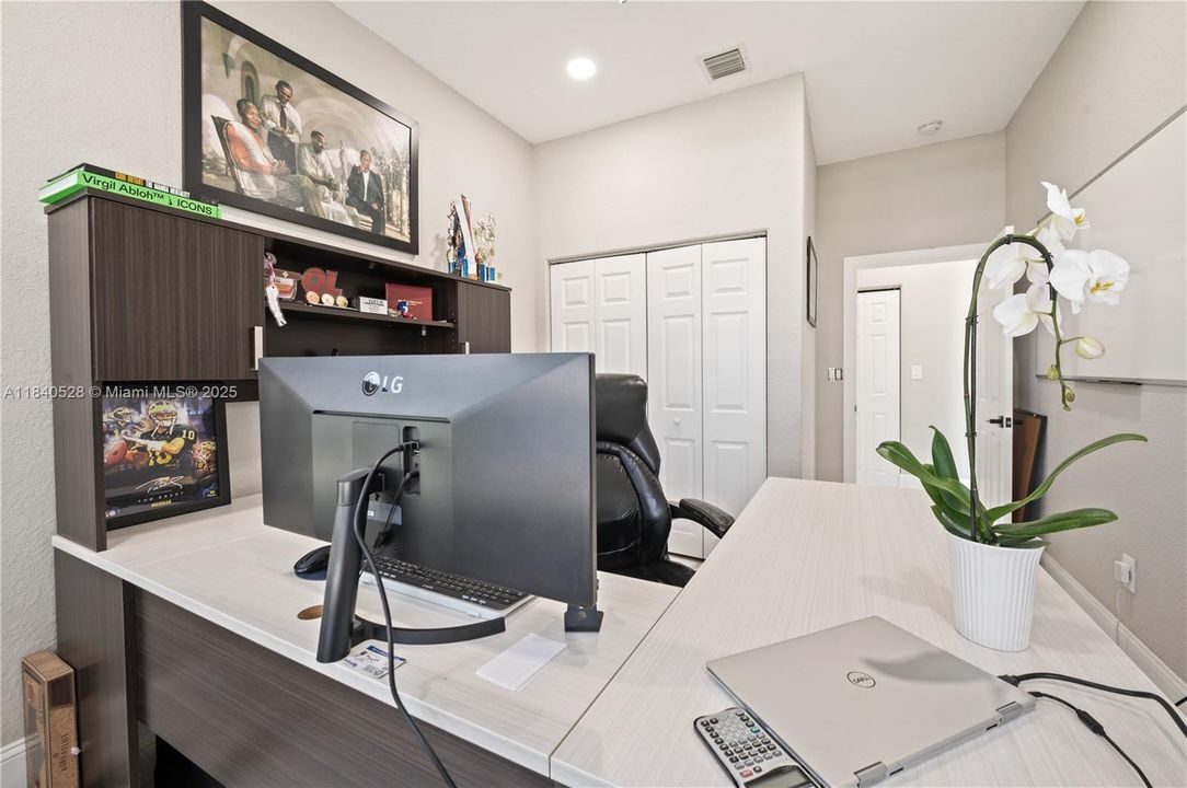 Недавно продано: $1,050,000 (6 спален, 4 ванн, 3912 Квадратных фут)