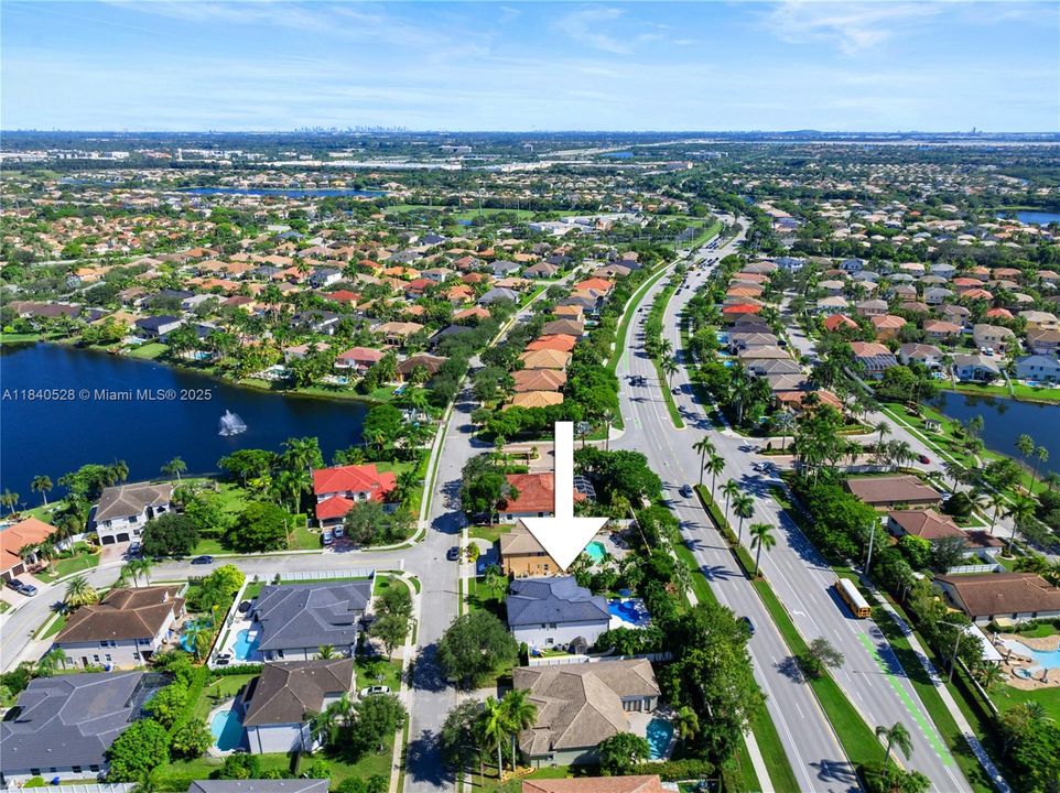 Недавно продано: $1,050,000 (6 спален, 4 ванн, 3912 Квадратных фут)