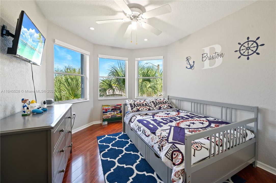 Недавно продано: $1,050,000 (6 спален, 4 ванн, 3912 Квадратных фут)