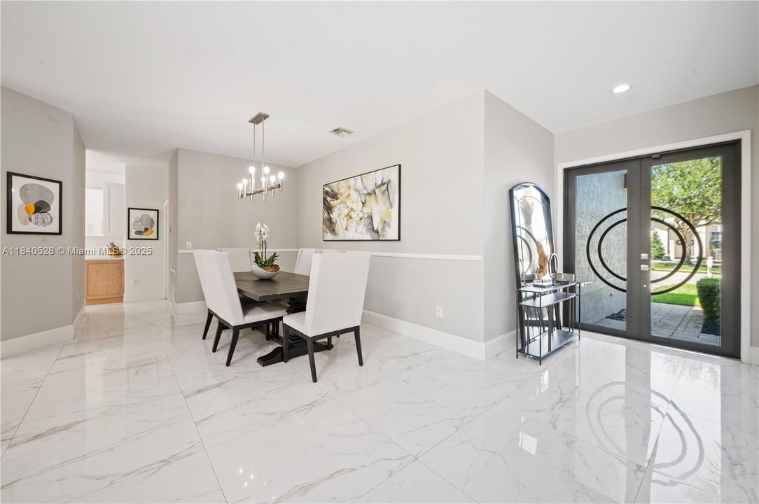 Недавно продано: $1,050,000 (6 спален, 4 ванн, 3912 Квадратных фут)