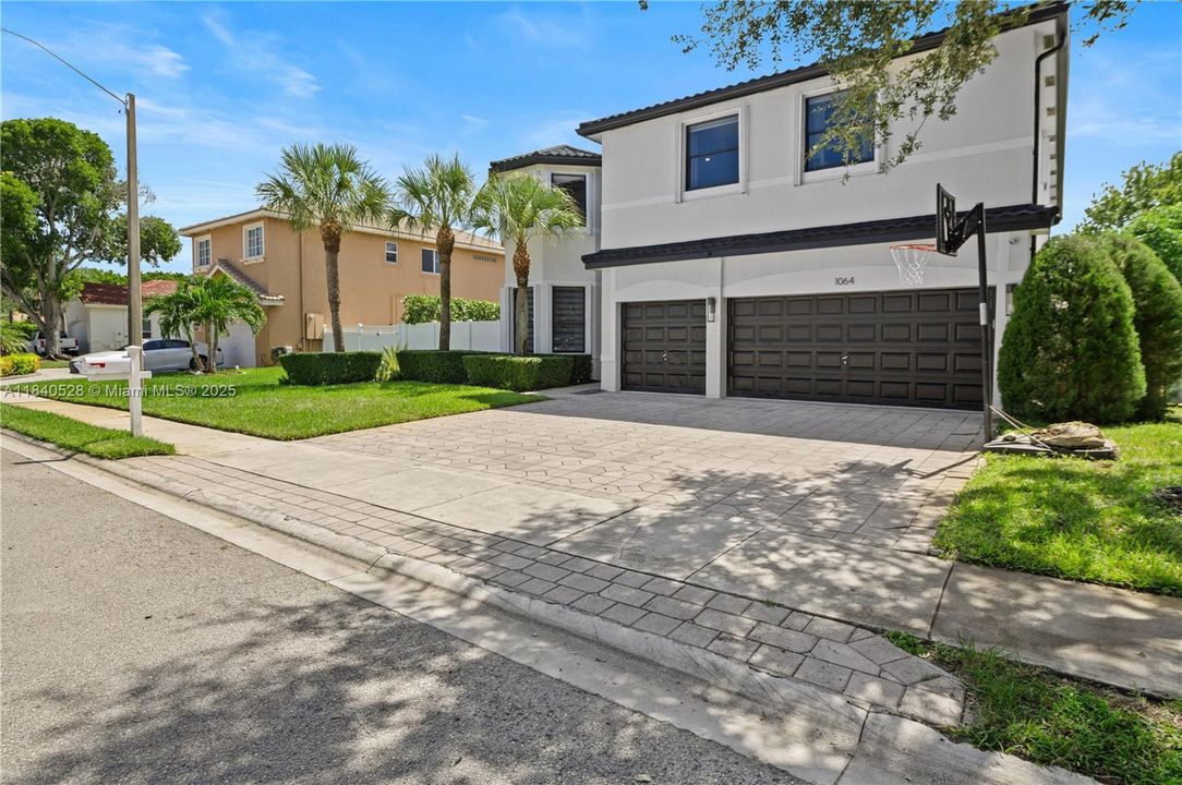 Недавно продано: $1,050,000 (6 спален, 4 ванн, 3912 Квадратных фут)