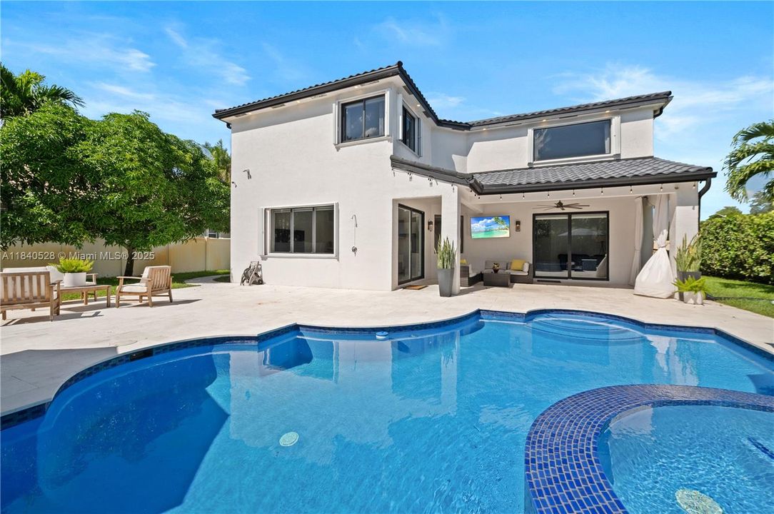 Недавно продано: $1,050,000 (6 спален, 4 ванн, 3912 Квадратных фут)