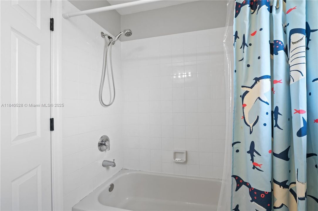 Недавно продано: $1,050,000 (6 спален, 4 ванн, 3912 Квадратных фут)