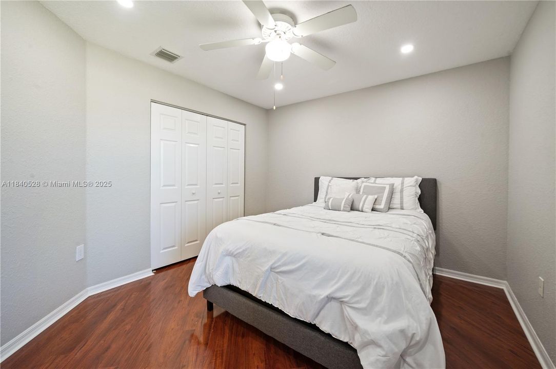 Недавно продано: $1,050,000 (6 спален, 4 ванн, 3912 Квадратных фут)