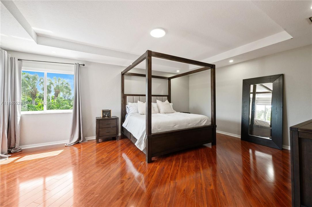 Недавно продано: $1,050,000 (6 спален, 4 ванн, 3912 Квадратных фут)