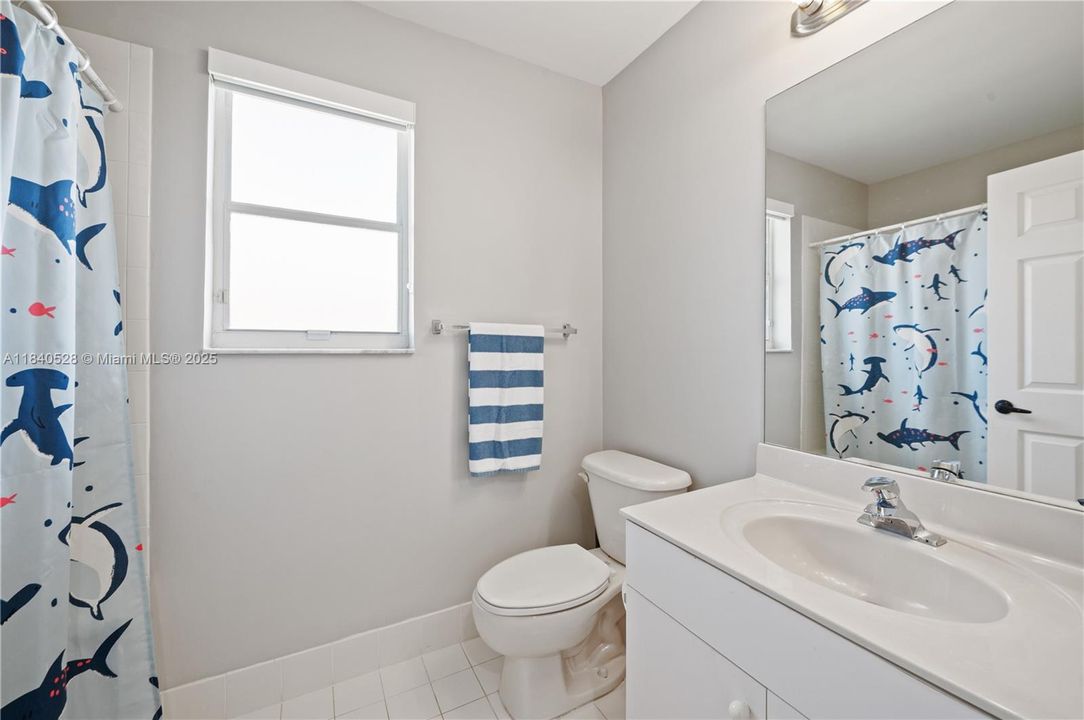 Недавно продано: $1,050,000 (6 спален, 4 ванн, 3912 Квадратных фут)