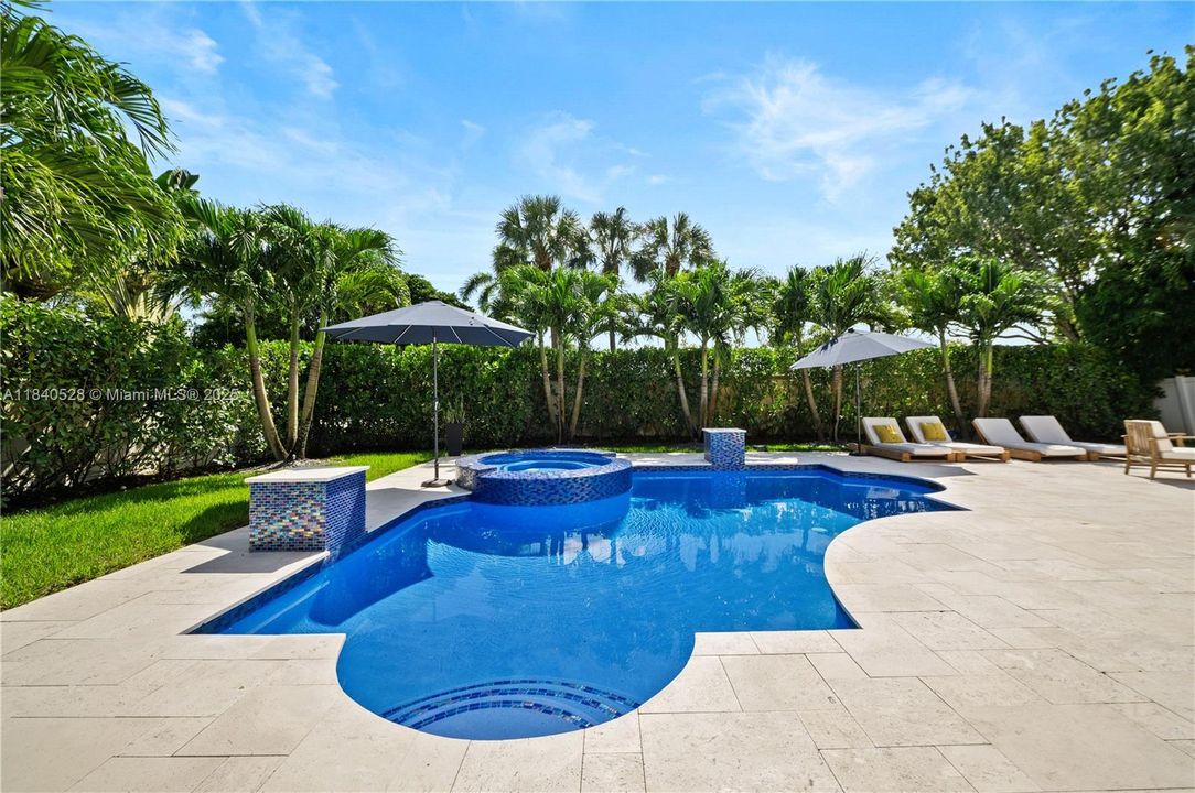 Недавно продано: $1,050,000 (6 спален, 4 ванн, 3912 Квадратных фут)