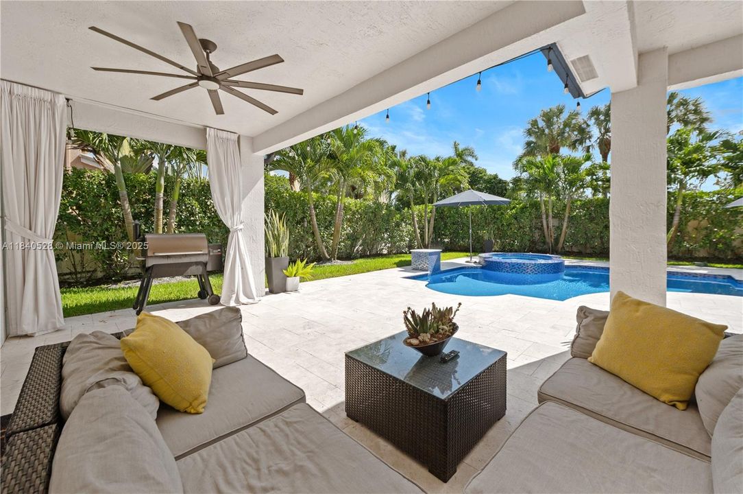 Недавно продано: $1,050,000 (6 спален, 4 ванн, 3912 Квадратных фут)