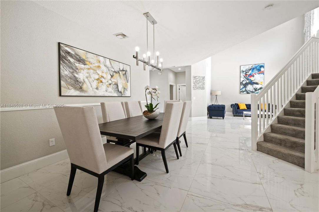 Недавно продано: $1,050,000 (6 спален, 4 ванн, 3912 Квадратных фут)