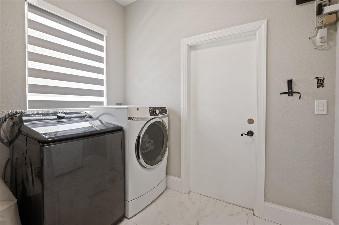 Недавно продано: $1,050,000 (6 спален, 4 ванн, 3912 Квадратных фут)