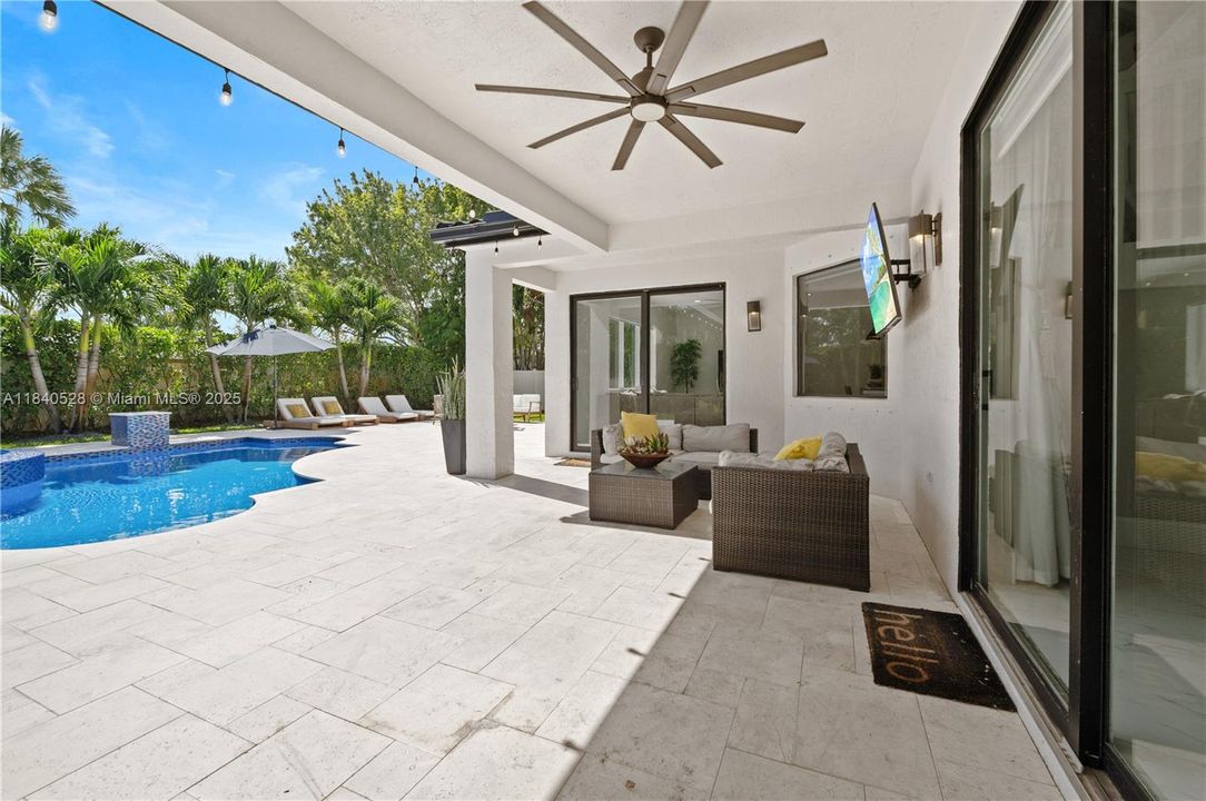 Недавно продано: $1,050,000 (6 спален, 4 ванн, 3912 Квадратных фут)