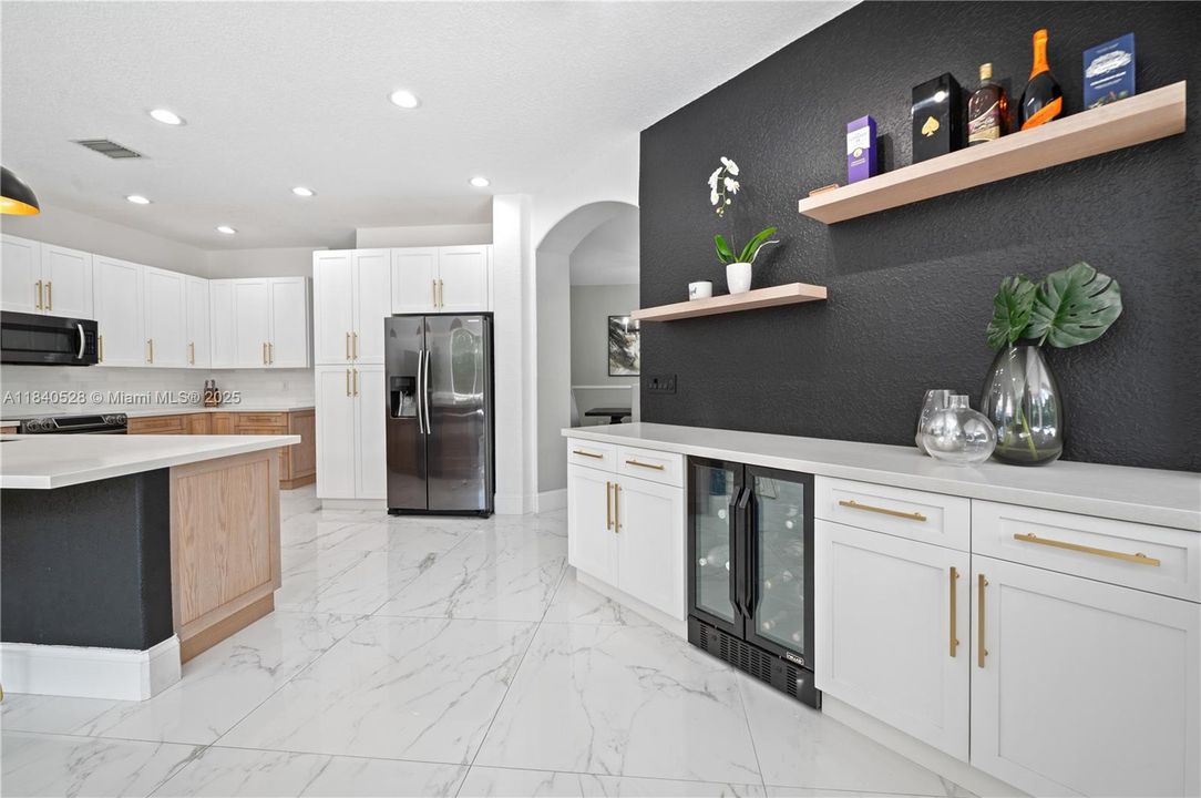 Недавно продано: $1,050,000 (6 спален, 4 ванн, 3912 Квадратных фут)