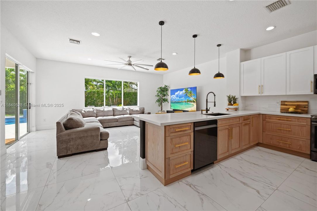 Недавно продано: $1,050,000 (6 спален, 4 ванн, 3912 Квадратных фут)