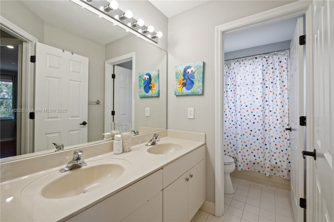 Недавно продано: $1,050,000 (6 спален, 4 ванн, 3912 Квадратных фут)