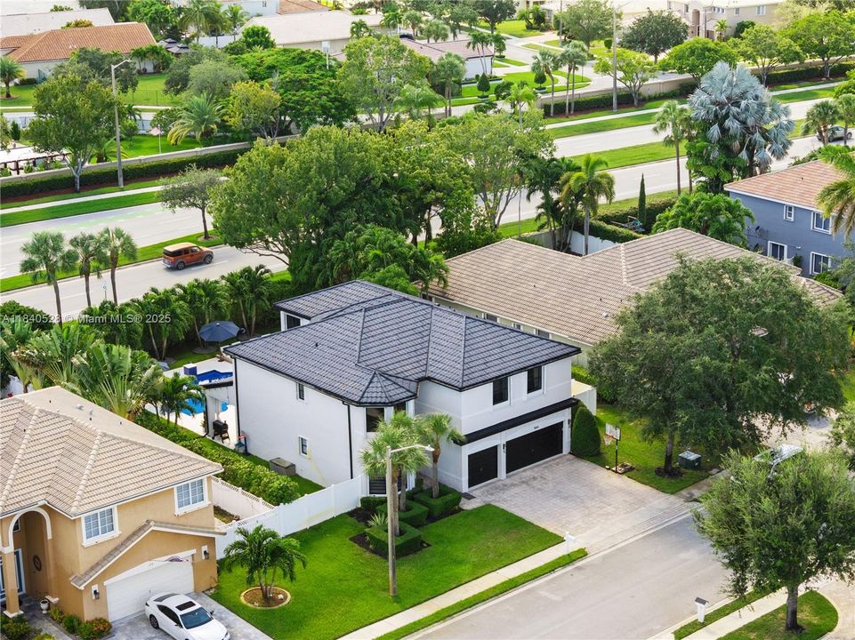 Недавно продано: $1,050,000 (6 спален, 4 ванн, 3912 Квадратных фут)