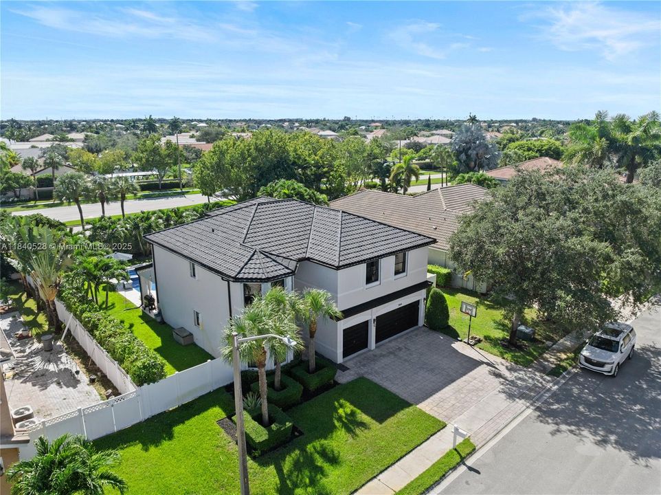 Недавно продано: $1,050,000 (6 спален, 4 ванн, 3912 Квадратных фут)