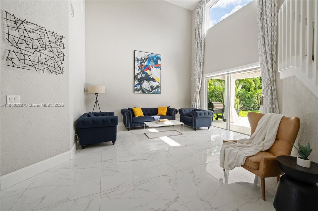 Недавно продано: $1,050,000 (6 спален, 4 ванн, 3912 Квадратных фут)