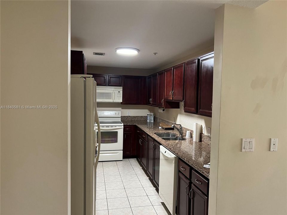 Recently Sold: $290,000 (1 beds, 1 baths, 931 Square Feet)