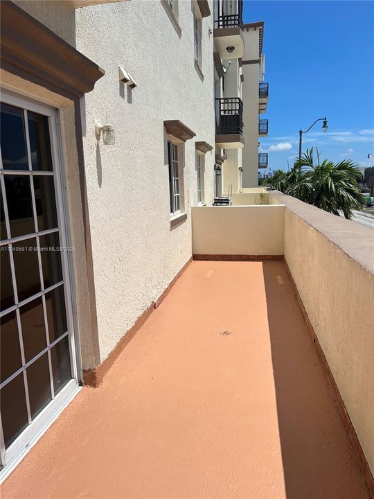 Recently Sold: $290,000 (1 beds, 1 baths, 931 Square Feet)