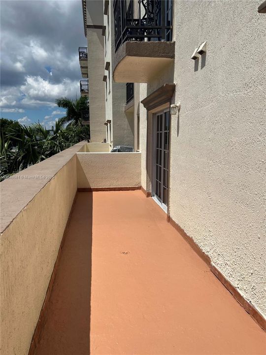 Recently Sold: $290,000 (1 beds, 1 baths, 931 Square Feet)