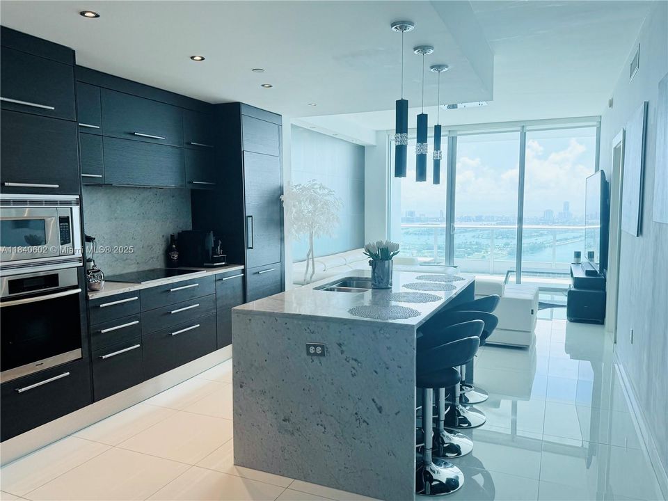 For Sale: $725,000 (1 beds, 2 baths, 938 Square Feet)
