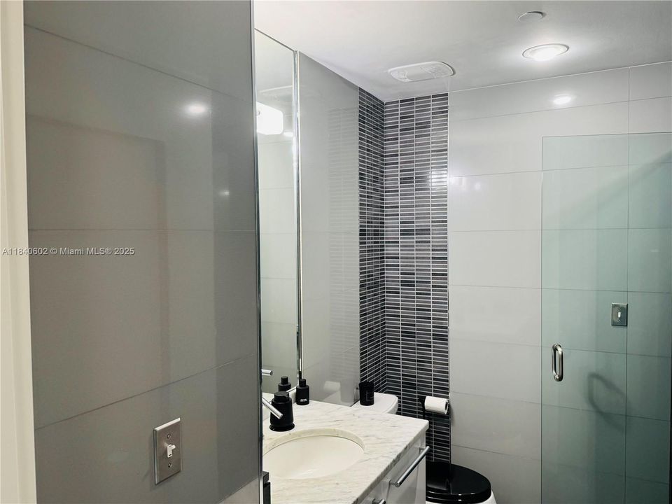 For Sale: $725,000 (1 beds, 2 baths, 938 Square Feet)