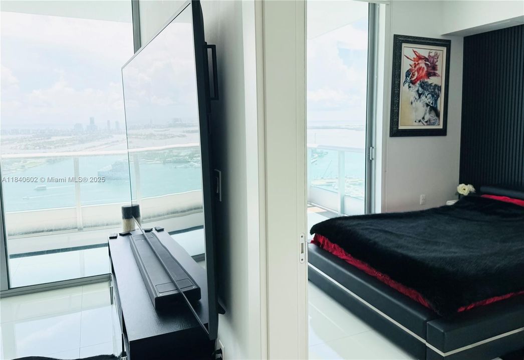 For Sale: $725,000 (1 beds, 2 baths, 938 Square Feet)