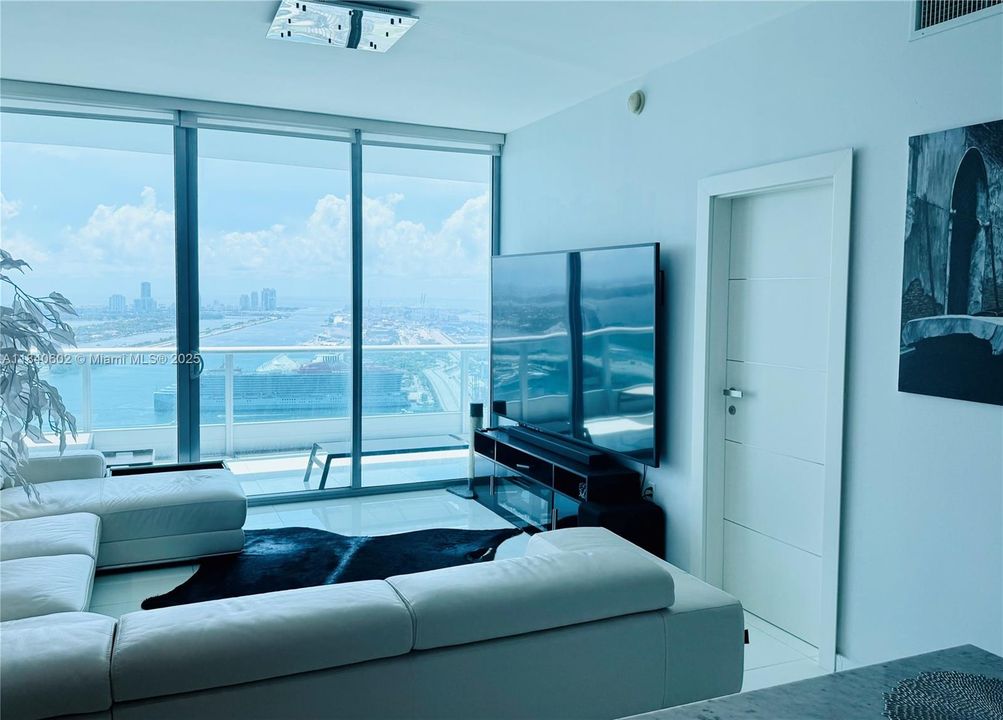 For Sale: $725,000 (1 beds, 2 baths, 938 Square Feet)