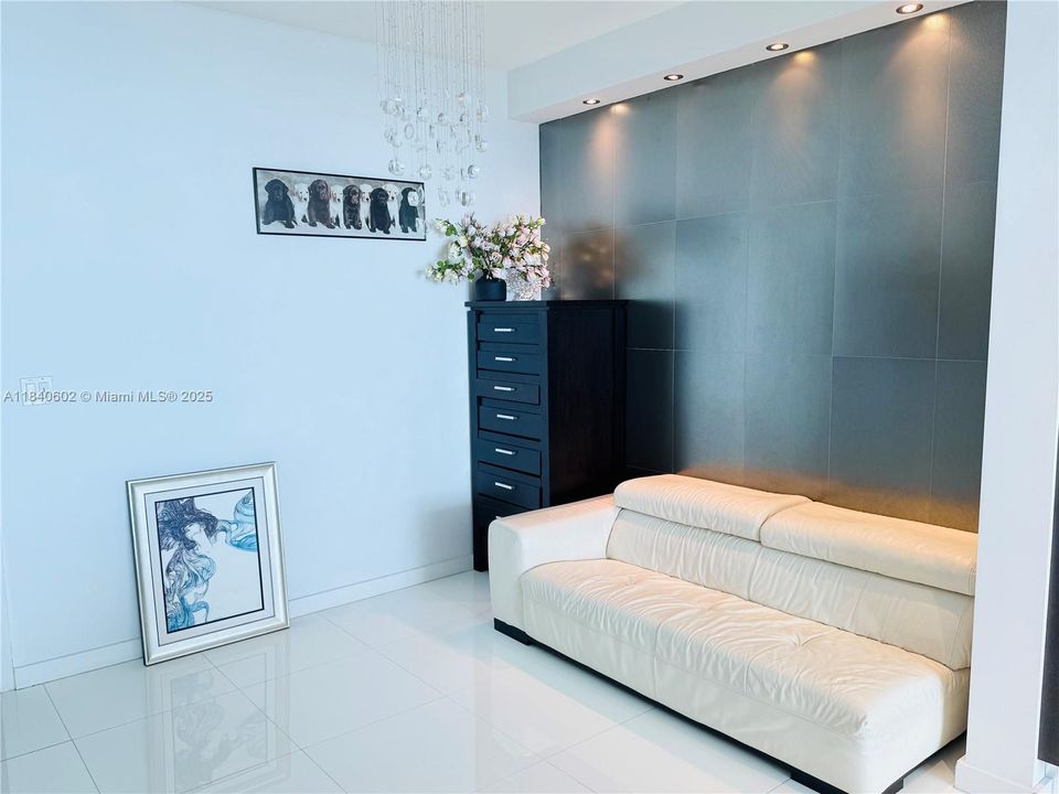 For Sale: $725,000 (1 beds, 2 baths, 938 Square Feet)