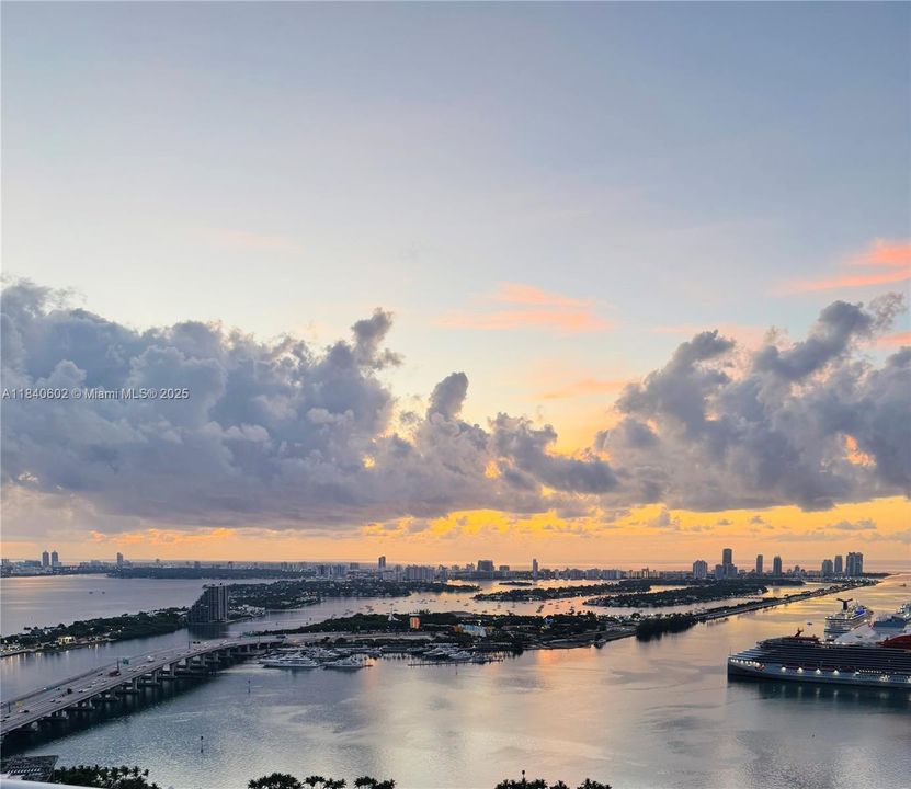 For Sale: $725,000 (1 beds, 2 baths, 938 Square Feet)