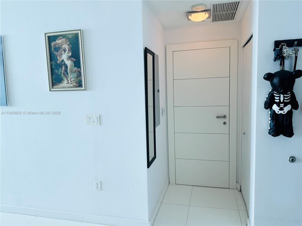 For Sale: $725,000 (1 beds, 2 baths, 938 Square Feet)