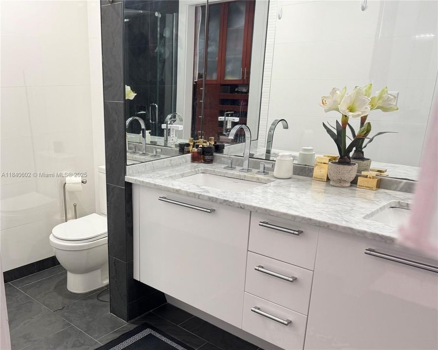 For Sale: $725,000 (1 beds, 2 baths, 938 Square Feet)