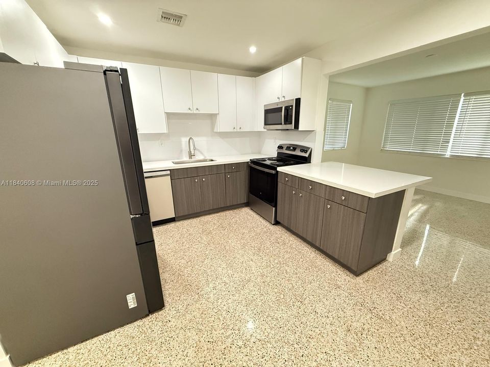 Recientemente alquilado: $3,299 (2 camas, 2 baños, 1890 Pies cuadrados)