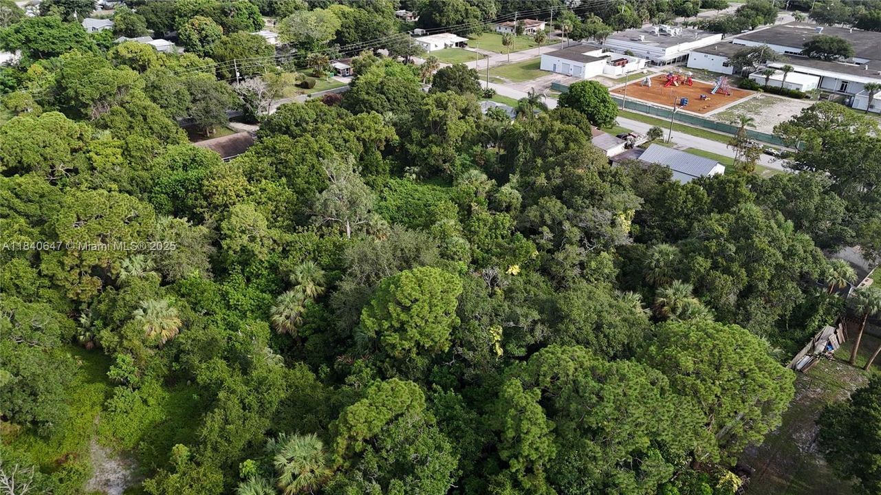 待售: $65,000 (0.81 acres)