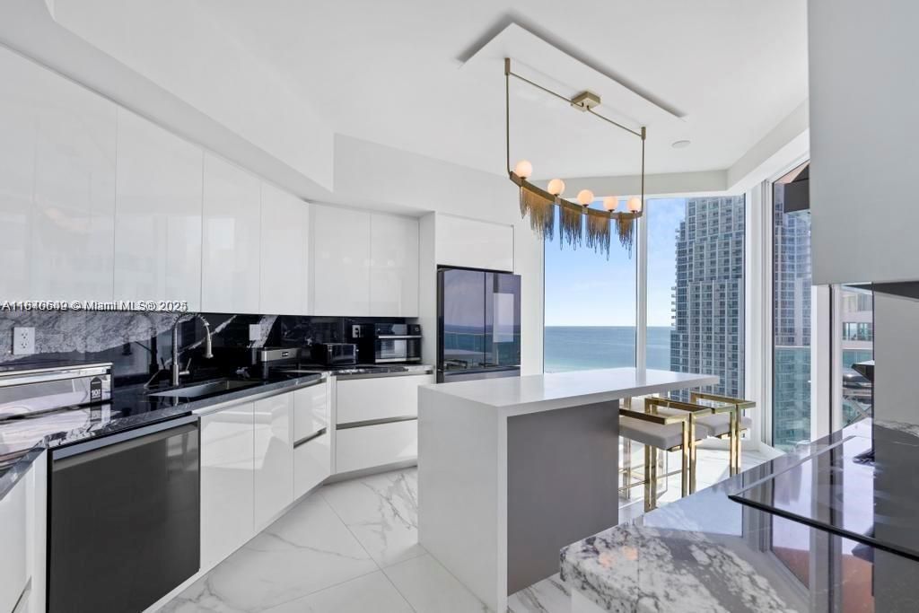 En Venta: $4,999,999 (3 camas, 3 baños, 2340 Pies cuadrados)