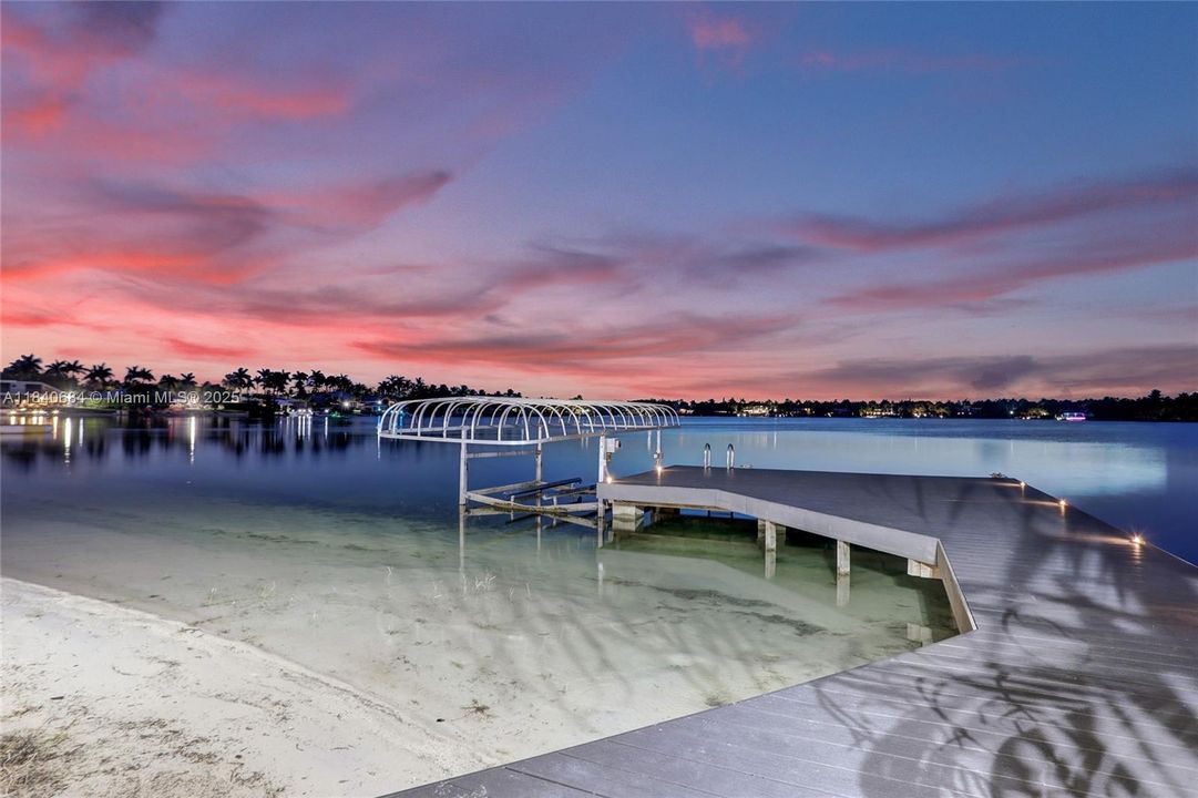 For Sale: $4,725,000 (6 beds, 4 baths, 5741 Square Feet)