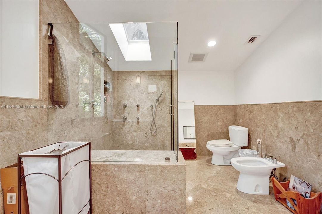 For Sale: $4,725,000 (6 beds, 4 baths, 5741 Square Feet)