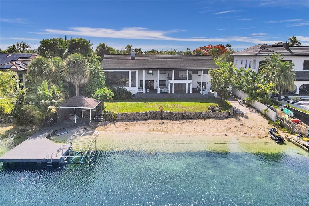 For Sale: $4,725,000 (6 beds, 4 baths, 5741 Square Feet)